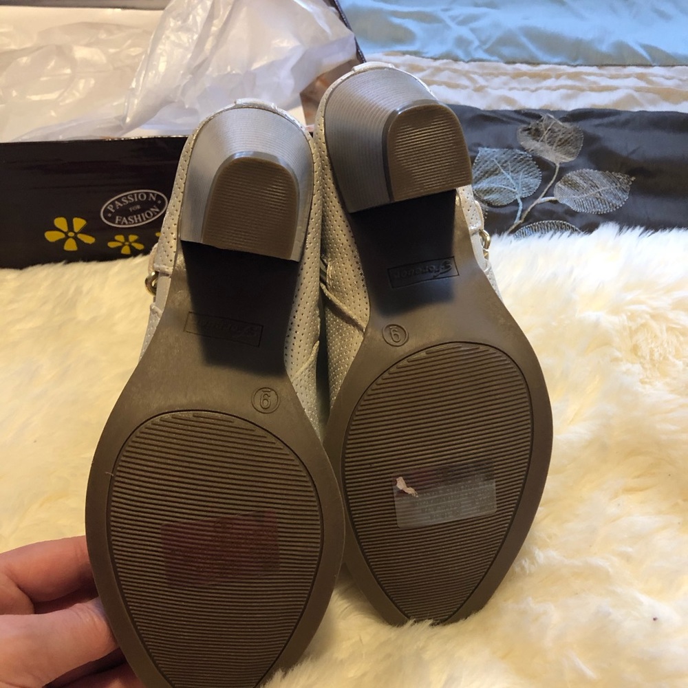 Open toe booties. - Picture 5 of 6